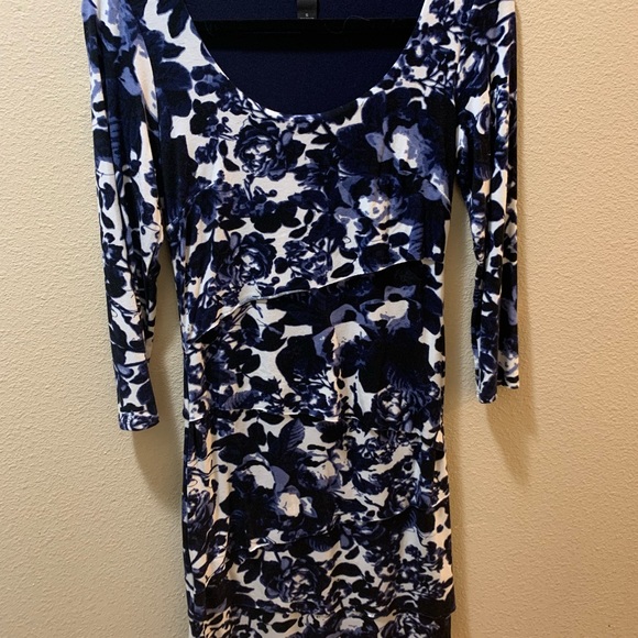 Beautiful small dress with layers of fabric front and back - Picture 5 of 6